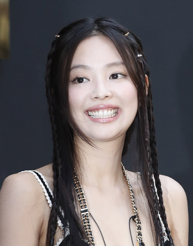 제니, 나왔다! 젠득이 미소                                                                                                                                                                               