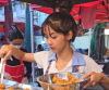 “블랙핑크 리사 아냐?” 태국 시장서 치킨 파는 소녀, 정체는?