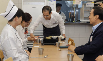 직접 음식 서빙하는 한덕수 총리