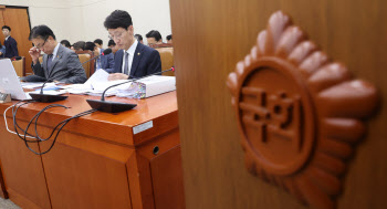 국회 기획재정위원회 전체회의 참석한 최상목 경제부총리-김윤상 2차관