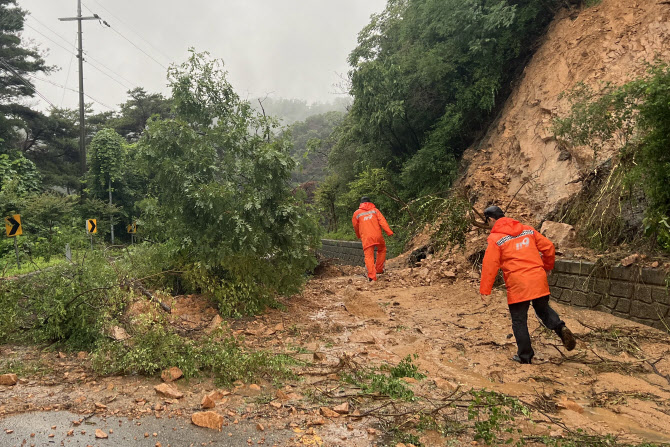 폭우에 흘러내린 토사                                                                                                                                                                                    