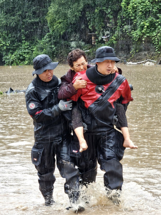 고립 주민 구조                                                                                                                                                                                          
