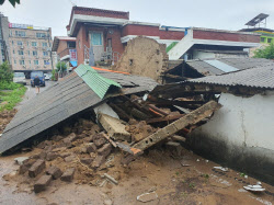 [포토] 폭우에 무너져 내린 주택                                                                                                                                                                          