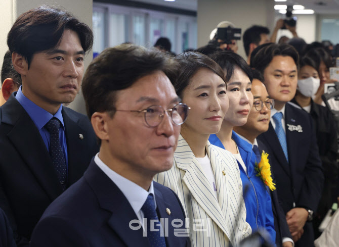 '이재명 기자회견 지켜보는 의원들'                                                                                                                                                       