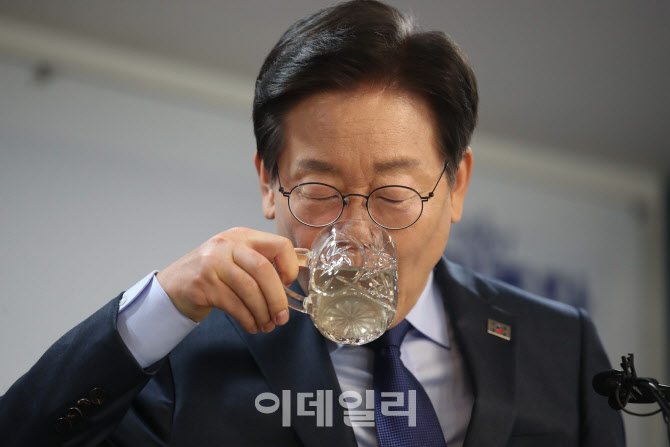 '물 마시는 이재명 전 대표'                                                                                                                                                              