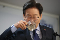 [포토]'물 마시는 이재명 전 대표'                                                                                                                                                              