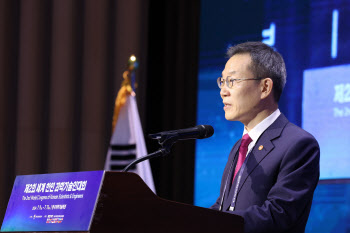 과학기술인대회에서 축사하는 이종호 장관