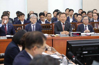 행안위 전체회의, '답변하는 이상민 장관'