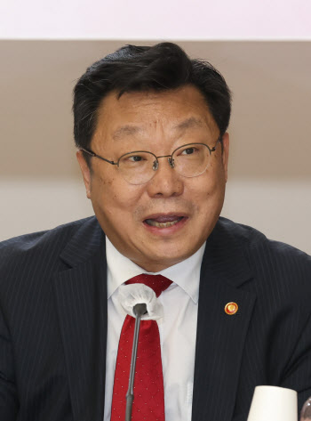 인사말하는 주형환 부위원장