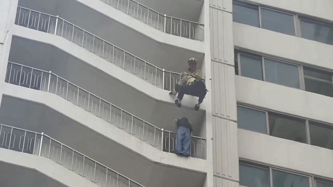 13층 매달린 여성 구조하는 소방대원 실제 모습 [영상]