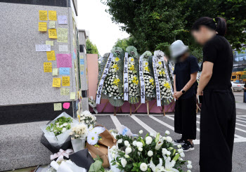 “학생 욕설에도 꾹 참아야”…서이초 1년에도 계속되는 교권침해