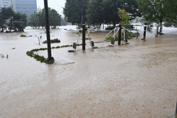 "벌써 퇴근길이 걱정"…밤까지 계속되는 폭우, 막막한 시민들	