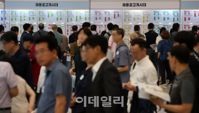 중장년층, 인생 재설계 위해 2024년 서울 중장년 일자리박람회 찾아                                                                                                                                   