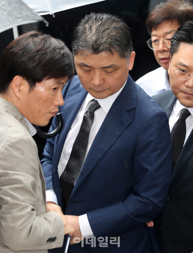 법원 도착한 김범수 카카오 창업자                                                                                                                                                                  