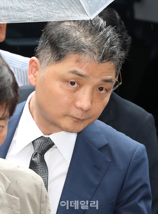 법원 들어서는 김범수 카카오 창업자                                                                                                                                                                