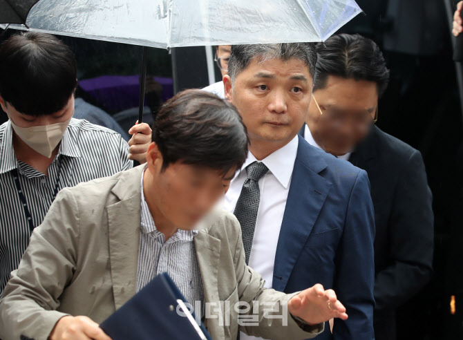 영장실질심사 출석하는 김범수 카카오 창업자                                                                                                                                                        