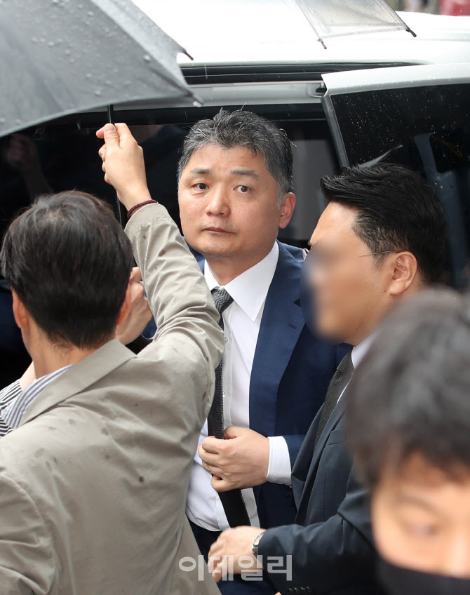 'SM 시세조종 의혹' 김범수 카카오 창업자 영장실질심사 출석                                                                                                                               