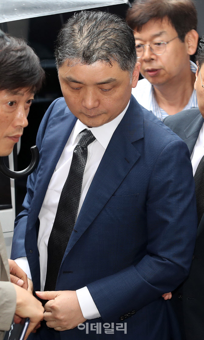 'SM 시세조종 의혹' 남부지법 출석하는 김범수 위원장                                                                                                                                      