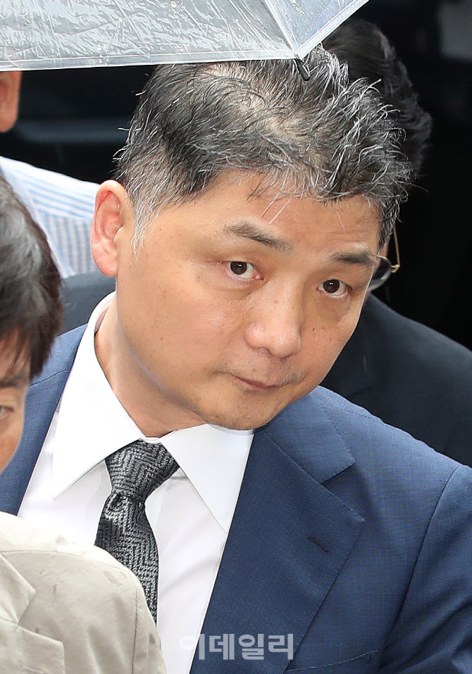 카카오 김범수 구속심사 출석…취재진 질문엔 '묵묵부답'                                                                                                                                   