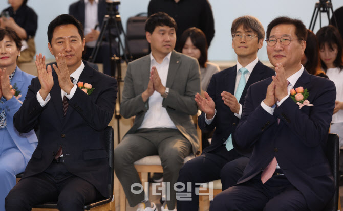 박수치는 오세훈 서울시장-박성재 법무부 장관                                                                                                                                                       