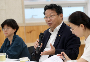 아이돌봄 우수기관 간담회 갖는 주형환 부위원장