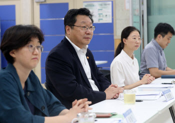 공동육아 나눔터 간담회 갖는 주형환 부위원장