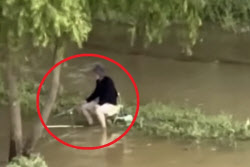폭우로 출입 금지된 한강서 여유롭게 낚시…네티즌들 ‘경악'(영상)