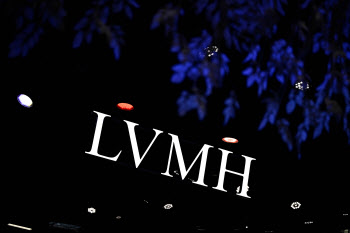 '명품제국' LVMH 불황 그늘…中 소비 줄자 성장 둔화