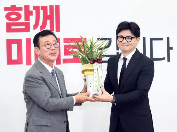 '대통령 축하난 받는 한동훈 대표'