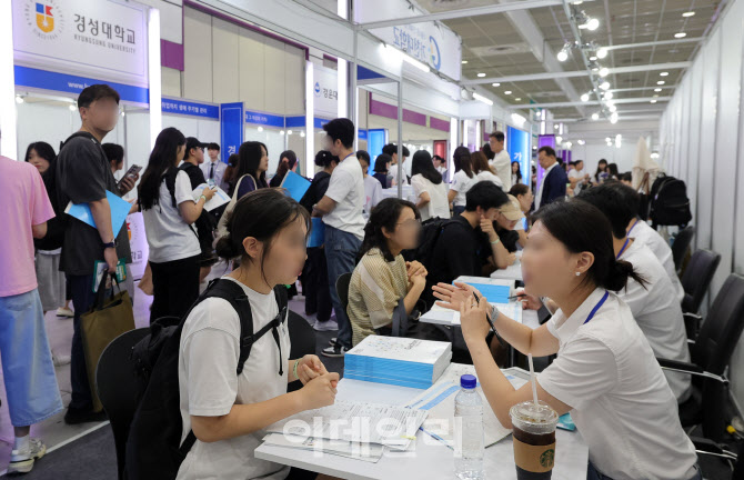 대학부스에서 상담받는 학부모 및 수험생들                                                                                                                                                          