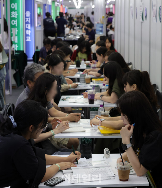 2025학년도 수시 대학입학정보 박람회 찾아 대학부스에서 상담받는 학부모 및 수험생들                                                                                                                 