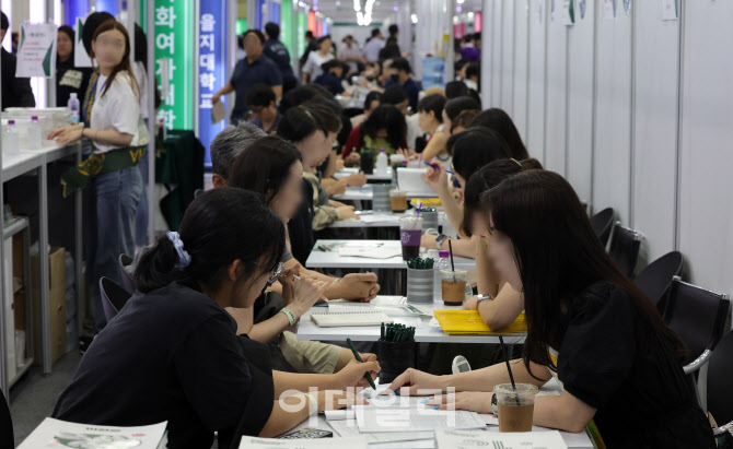 수시 대학입학정보 박람회 찾아 대학부스에서 상담받는 학부모 및 수험생들                                                                                                                            