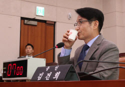 [포토]법사위 2차 청문회, '물 마시는 최재영 목사'                                                                                                                                              