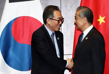라오스서 만난 韓中 외교수장...“새로운 협력국면 맞아”