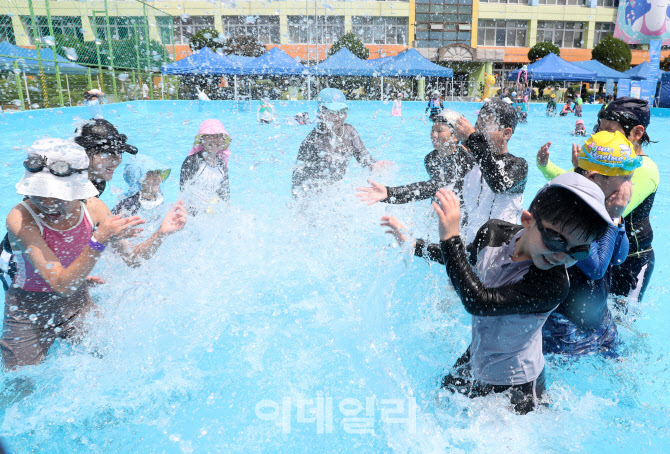  초등학교 운동장에서 즐기는 물놀이                                                                                                                                                                