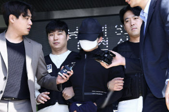'강남역 여친 살해' 의대생 첫 재판…"살인 혐의 인정"