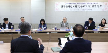 한국문화정보원 방문한 유인촌 장관