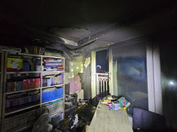 "에어컨서 '퍽!'하는 소리 났다"…김해 아파트 화재로 77명 대피	