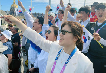 파리 간 장미란 차관 `女양궁 10연패 결실` 축하