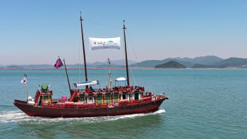 한일 우호 상징 조선통신사선, 260년 만에 日 시모노세키 입항