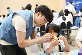 포스코퓨처엠, 푸른꿈 환경캠프 개최…“전기차 내 손으로 뚝딱”