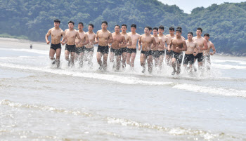 "안되면 되게하라"…특전사, 파도 뚫고 해상 은밀 침투 훈련