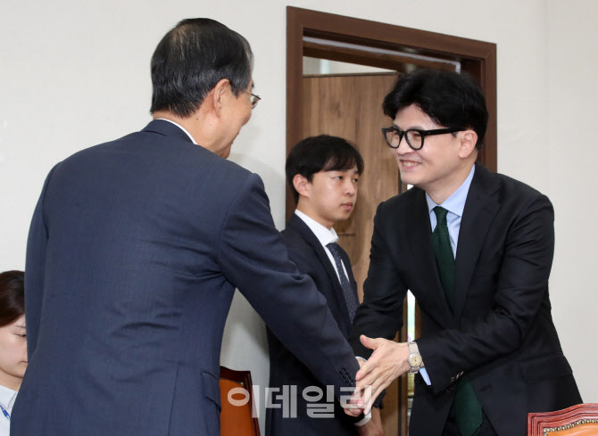 인사 나누는 한덕수-한동훈                                                                                                                                                                         