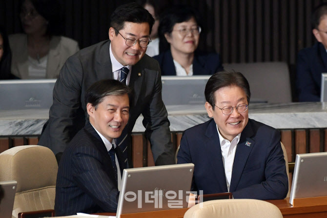 밝은 미소 짓는 이재명-박찬대-조국                                                                                                                                                                 