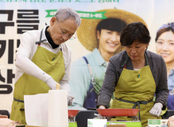 홍성 간 유인촌 장관 “농식품부 정책·신세계 유통망과 시너지낼 것”