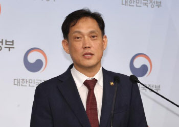 방통위 김태규 대행 1인 체제로…구글·애플 결제 갑질 제재 또 늦어져