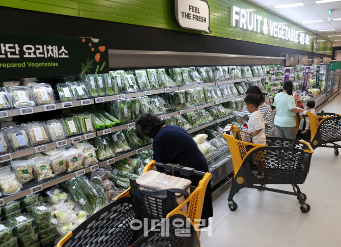  채소 구매하는 소비자들                                                                                                                                                                           