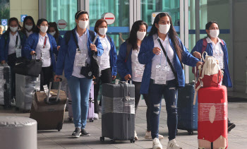 단체로 입국하는 필리핀 가사관리사