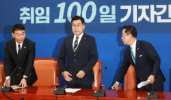 [포토]'취임 100일 기자간담회 참석하는 박찬대'                                                                                                                                                 