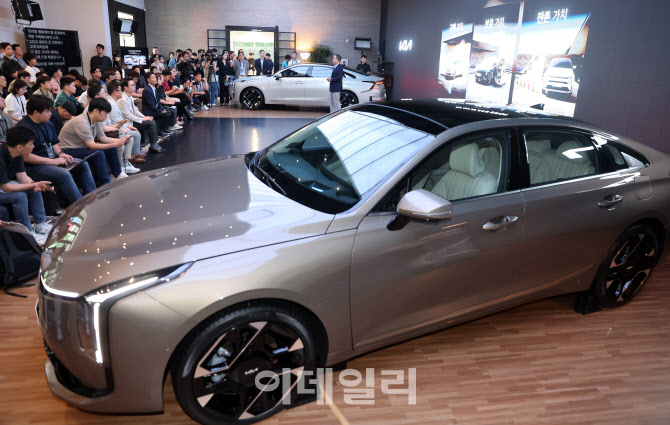 베일 벗은 '기아 더 뉴K8'                                                                                                                                                                